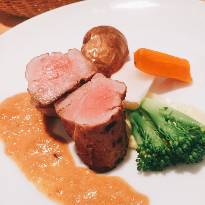 当店自慢の豚肉をロースト！！(部位ごとに調理法を変える豚肉専門店 グロワグロワ)