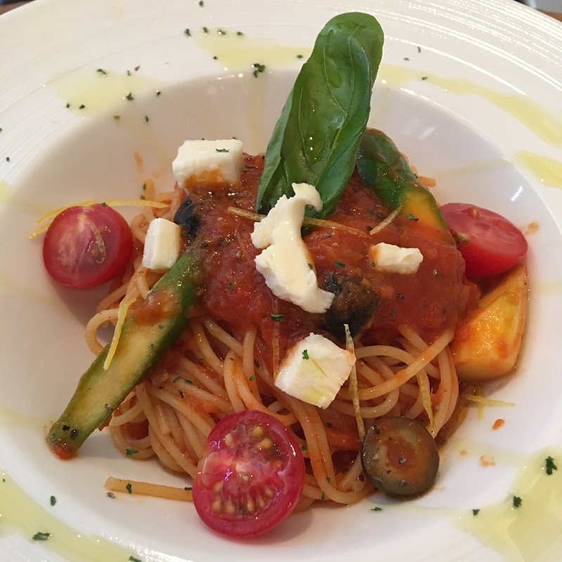 ブラックオリーブとアスパラガスのトマトソースパスタ(DINING CAFE CALM)