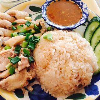 蒸し鶏のジンジャーライスとラーメンセット(タイ料理クルンテープ本店)