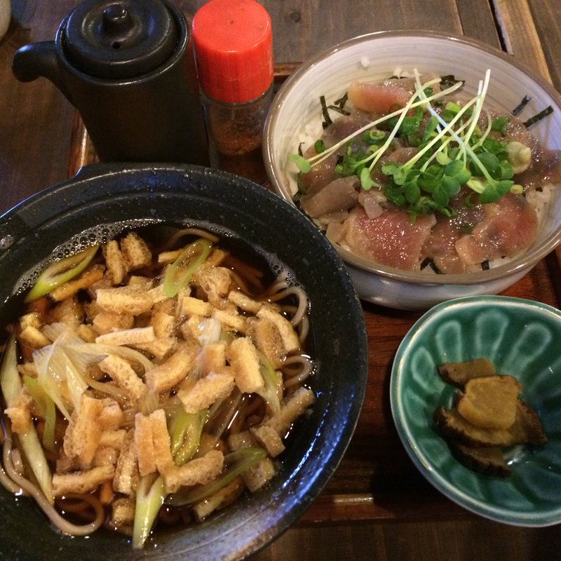 まぐろの漬け丼と温そば(犬茶屋本舗/茶寮甘壺庵)