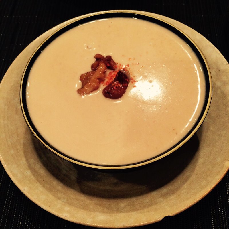 よもぎ生麩まんじゅうの蒸しもの白胡麻あん(鶴のひとこえ)