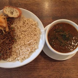 チキンとほうれん草のカレー+キーマカレー(ライオンシェア)