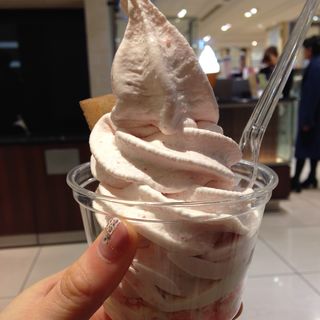 とちおとめソフトクリーム(サン・フルーツ 日本橋三越本店)