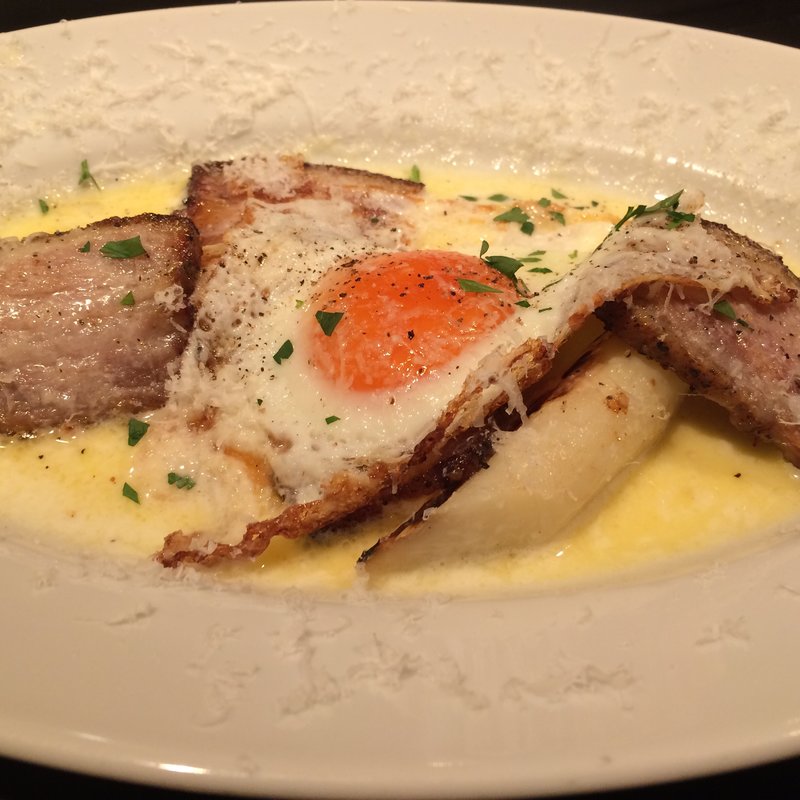 ホワイトアスパラガス鉄板焼ベーコンと目玉焼のせ(Viva Banco（ビババンコ）)