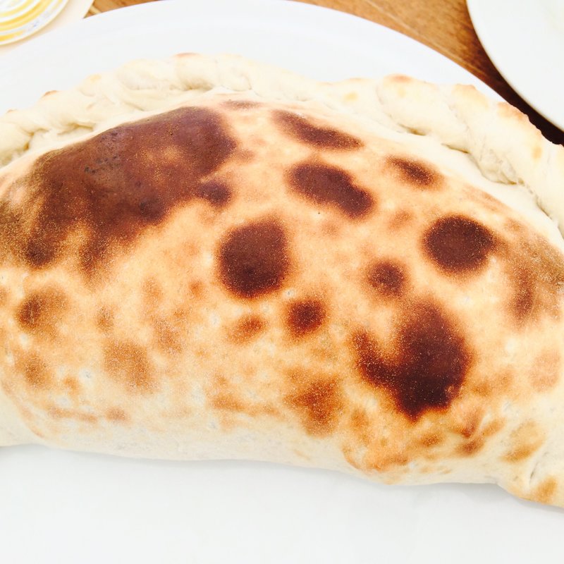 リコッタチーズとピカンテサラミ、ナス、ブロッコリー、サンドライトマトのカルツォーネ(T.Y.HARBOR)