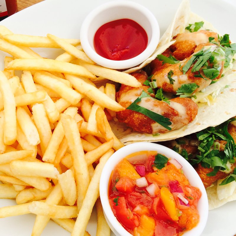 バハスタイルタコス フライドガーリックシュリンプ、キャベツ、アボカド、マンゴーチリマヨネーズ(T.Y.HARBOR)