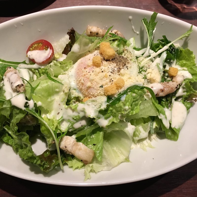 自家製パンチェッタのシーザーサラダ(大衆肉バル Kamiichi 上大岡)