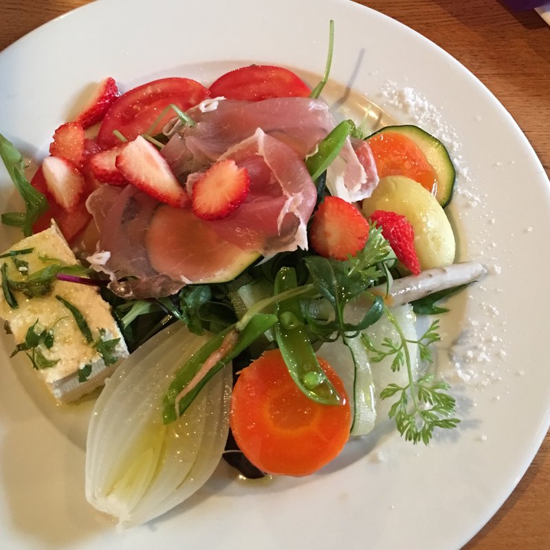 豆腐と苺のサラダ(パッパライライ)