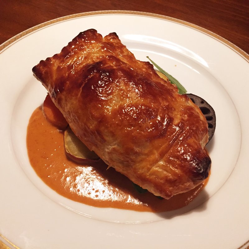 サーモンのパイ包み オマール風味のソース(ぶぁん)