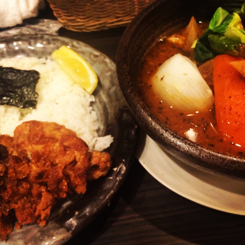 パリパリチキンと春野菜のスープカレー(東京らっきょブラザーズ )