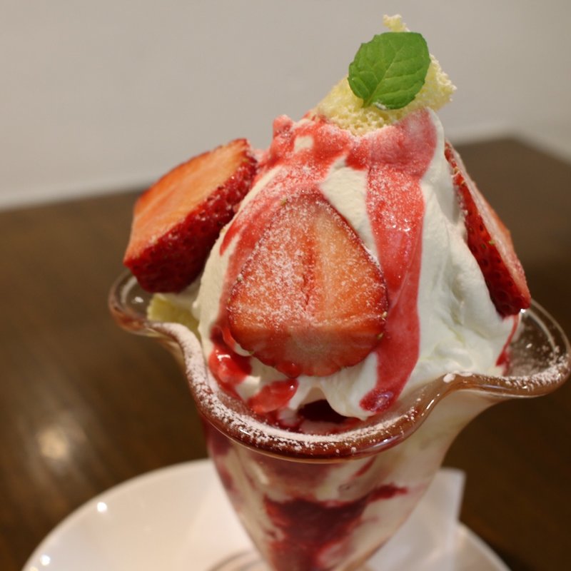 パフェ フランベリーボワーズソース(meong食堂)