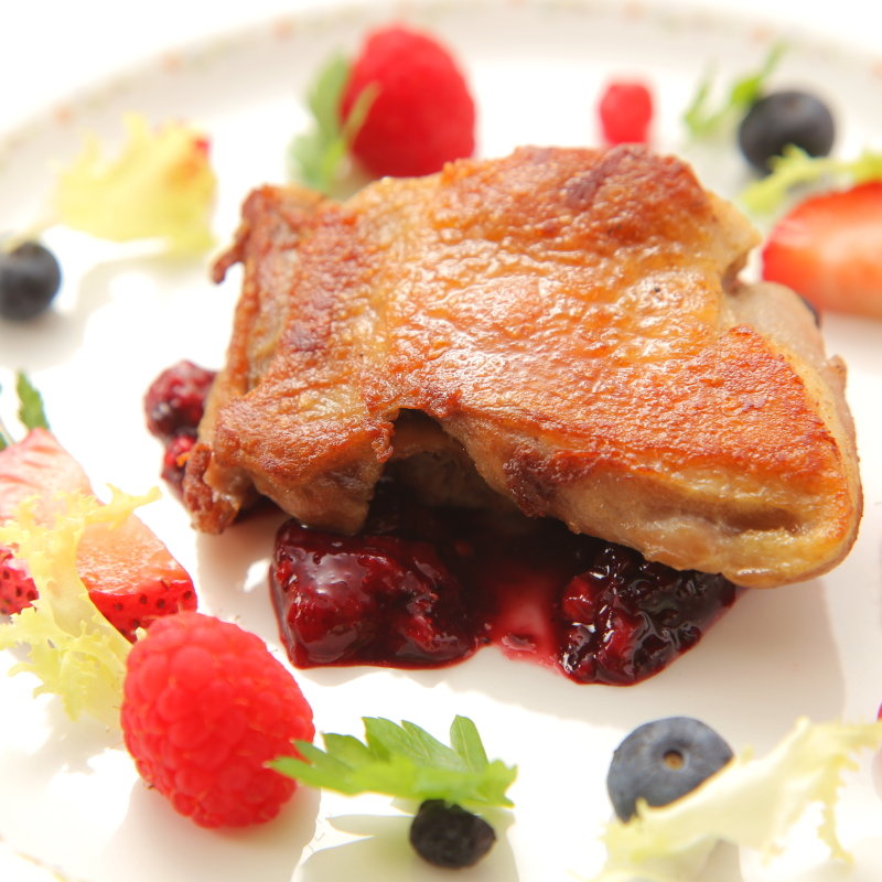 鶏肉のソテー　ベリーソース(ヌーベル ビゼ)