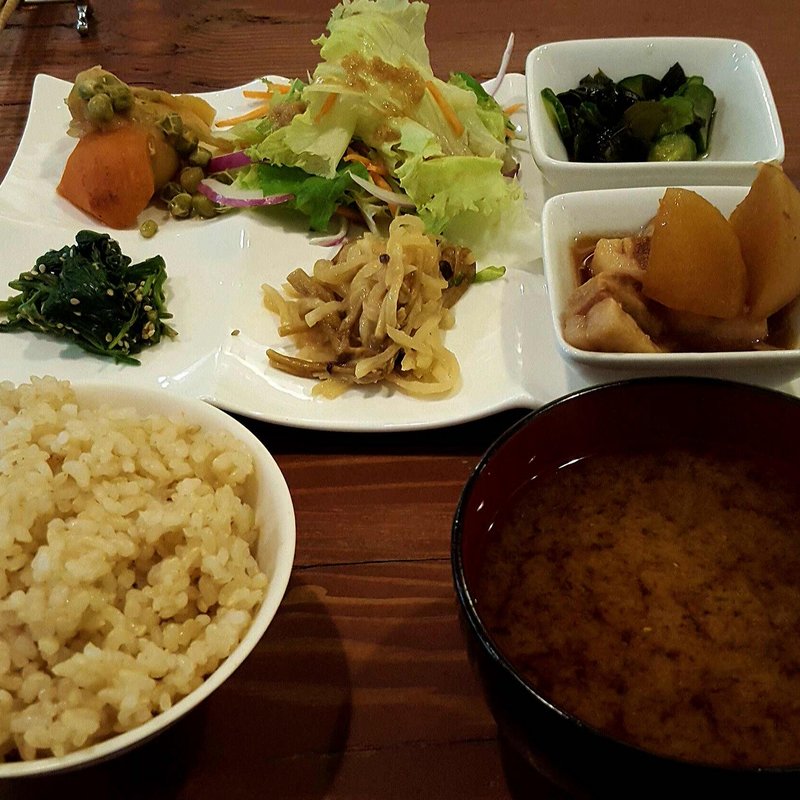 六菜彩プレートランチ