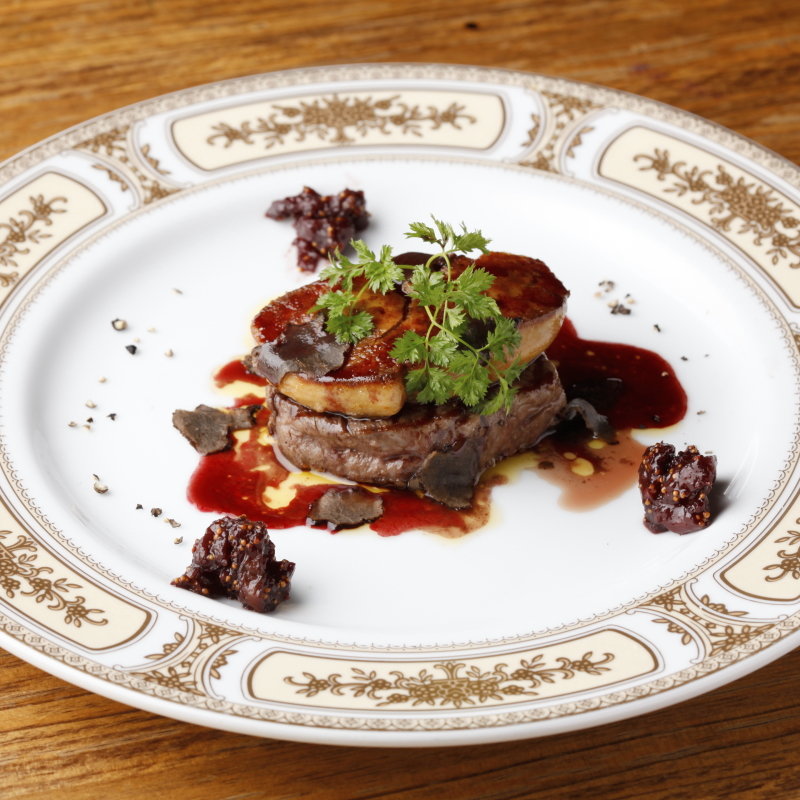 和牛とフォアグラのロッシーニ(最高級個室カラオケ マンシーズトウキョウ)