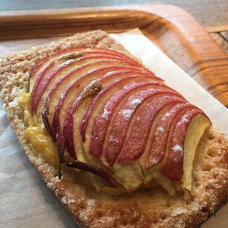 りんごのカスタードピザ(ザ シティ ベーカリー 広尾店)
