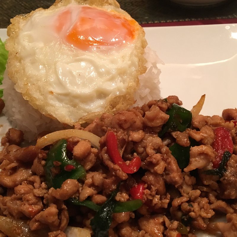 鶏肉のバジル炒めご飯 目玉焼きのせ（ガパオガイラートカオ）(タイガーデン 渋谷店)