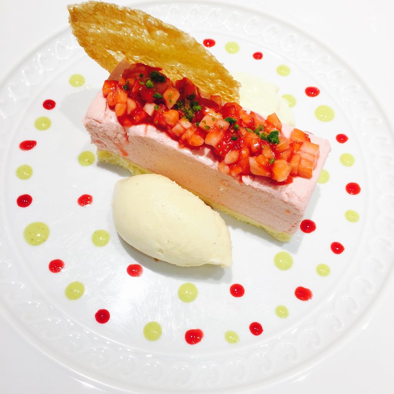 苺のガトー(紅茶セット)(ダマン リュミエール)