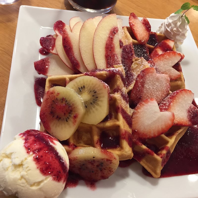 季節のフルーツ ワッフル (マシューアンマリラ)