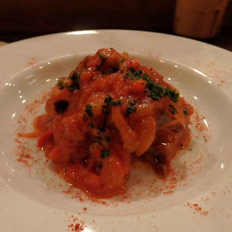 初カツオのたたきバスク風(神田ワイン食堂パパン)