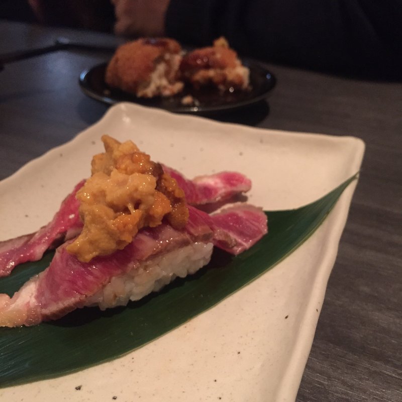 うにのせ牛の握り(宇田川紫扇)