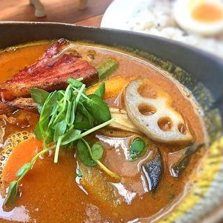 北海道十勝産のベーコンと仲良し焼きチーズ木の子 えびスープカレー  ザンギ トッピング大盛り (スープカレー ポニピリカ 下北沢店)