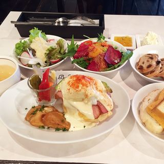 エッグヴェネディクトランチ(パンブッフェ、サラダブッフェ、スープ&ドリンクブッフェ付)(バール ヴィータ 天神店)
