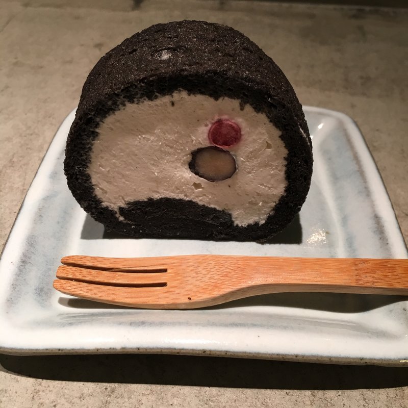 黒ロールケーキ(Lattesta)