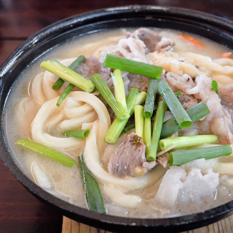 オリーブ牛肉入り打ち込みうどん(八十八庵 （やそばあん）)