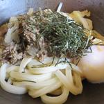 瓶だし肉ぶっかけうどん温泉玉子入り（冷）