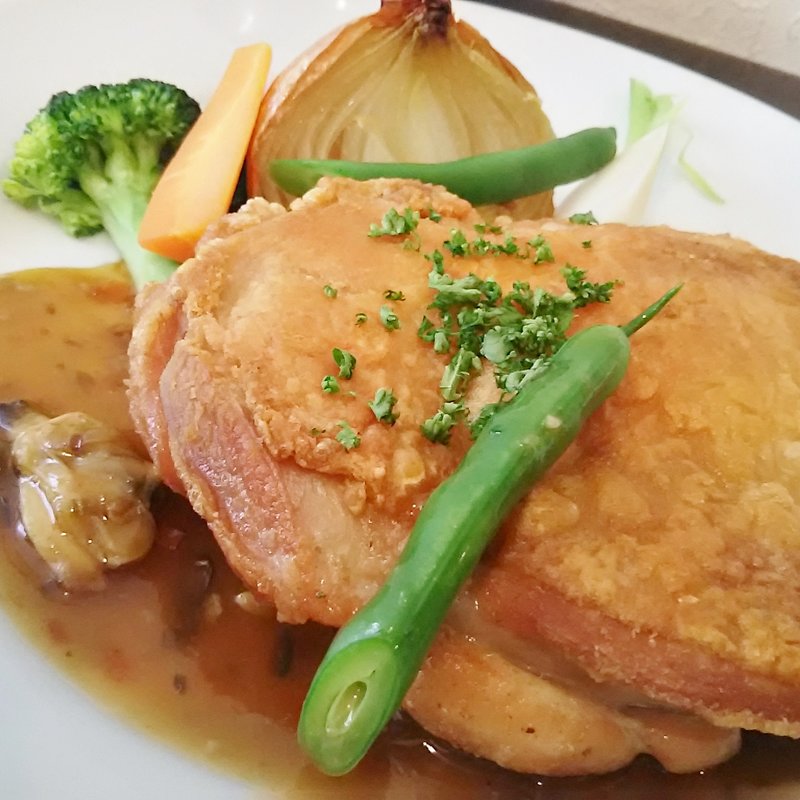 若鶏もも肉のカリっとソテー　あさりとケッパー・オリーブのニース風ソース(東陽町バルKAZ)