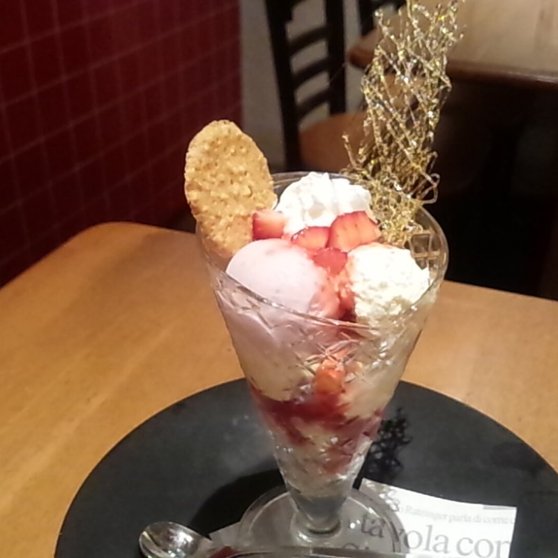 ストロベリーレアチーズパフェ(ボーノボーノ 桐生境野店 )