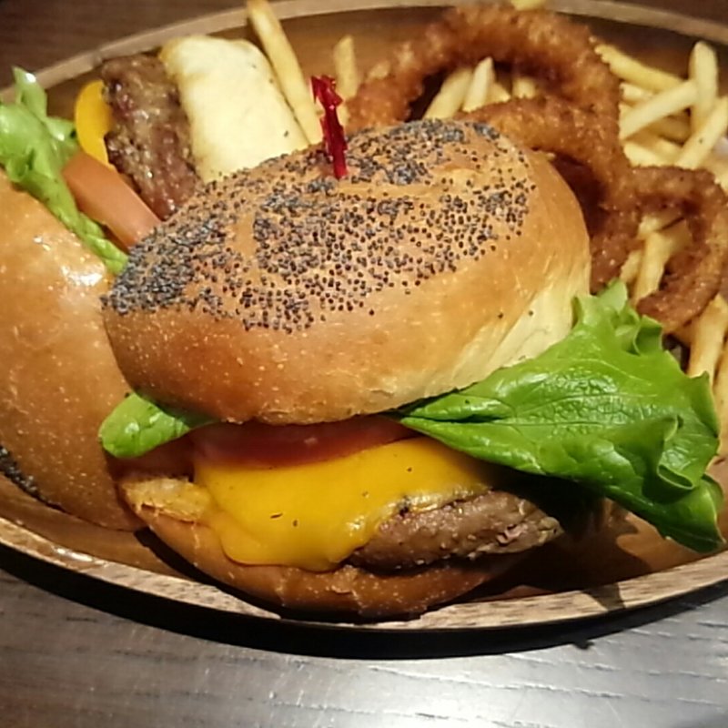 厚切りチェダーチーズバーガー(KUA`AINA)