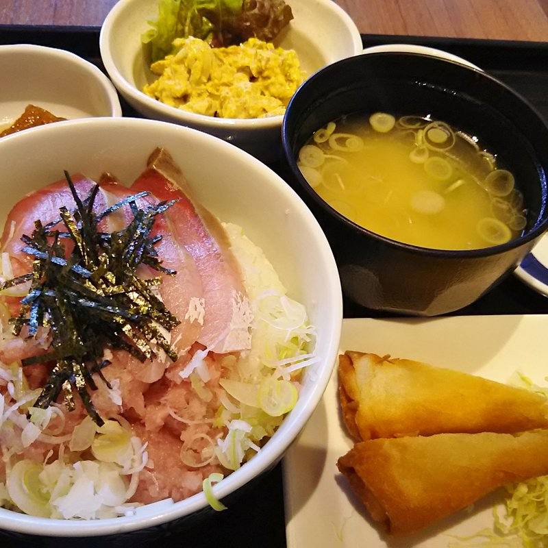 ネギトロと鰤の二色丼(やどかり 本店 )