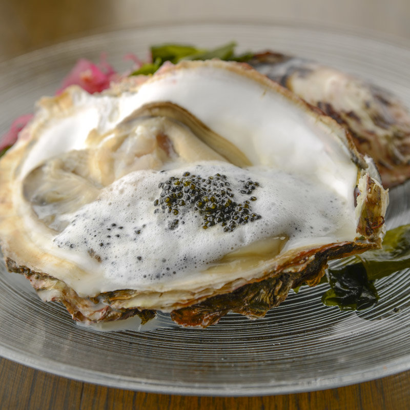 浅利に酒蒸し　キャビア添え(青山Ｉｎｄｉｇｏ)