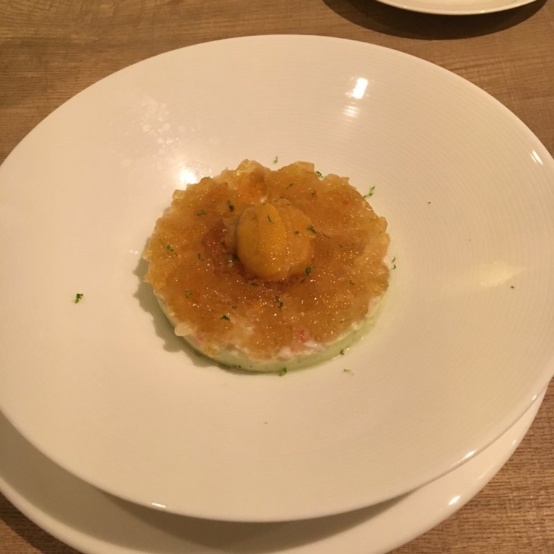 ズワイガニとアボカドのムース コンソメジュレとウニ(カラペティ・バトゥバ （QUAND　L'APPETIT　VA　TOUT　VA！）)