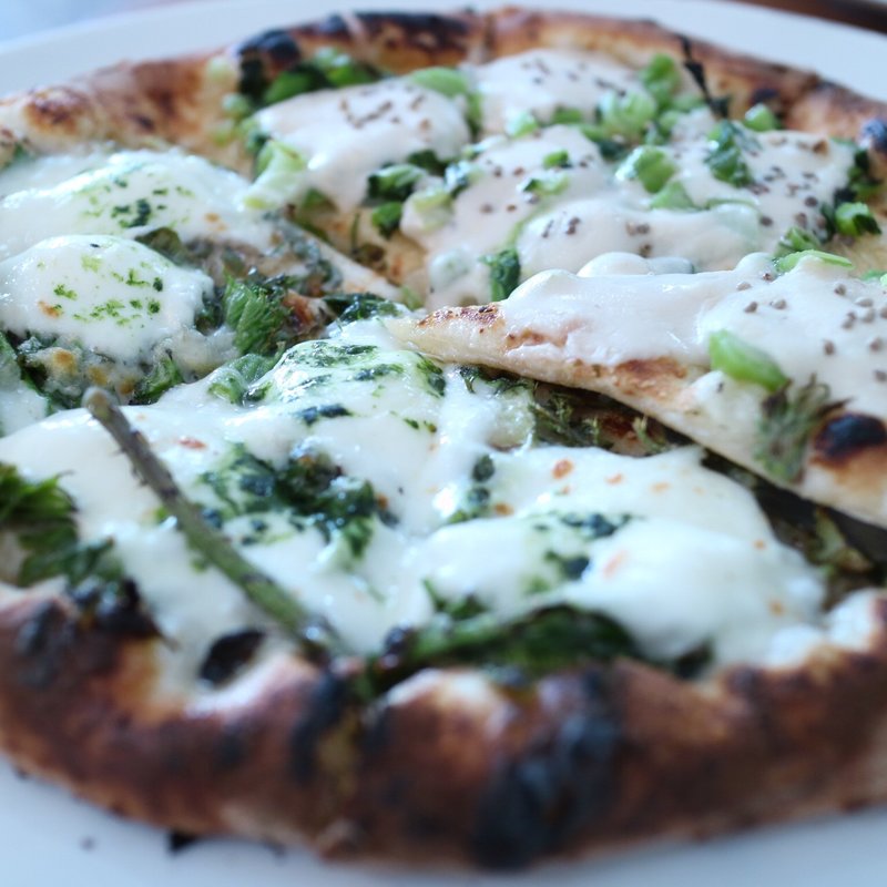 たらの芽と野沢菜のピザ(ハーフ)(エンボカ軽井沢 旧軽井沢店 （enboca軽井沢）)