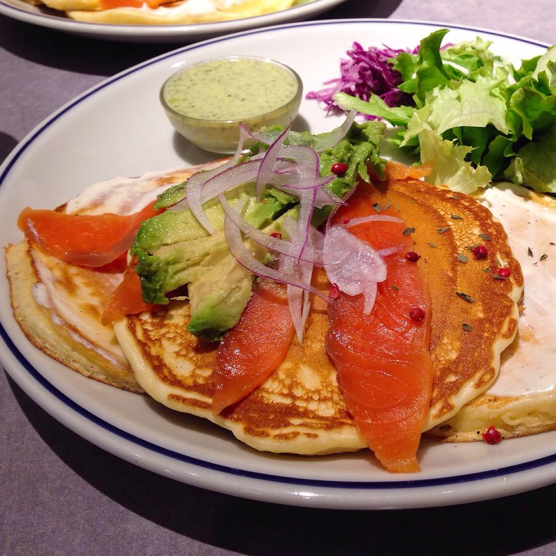 アボカドとサーモンのパンケーキ(ジェイエスパンケーキカフェ 下北沢店 （j.s. pancake cafe）)