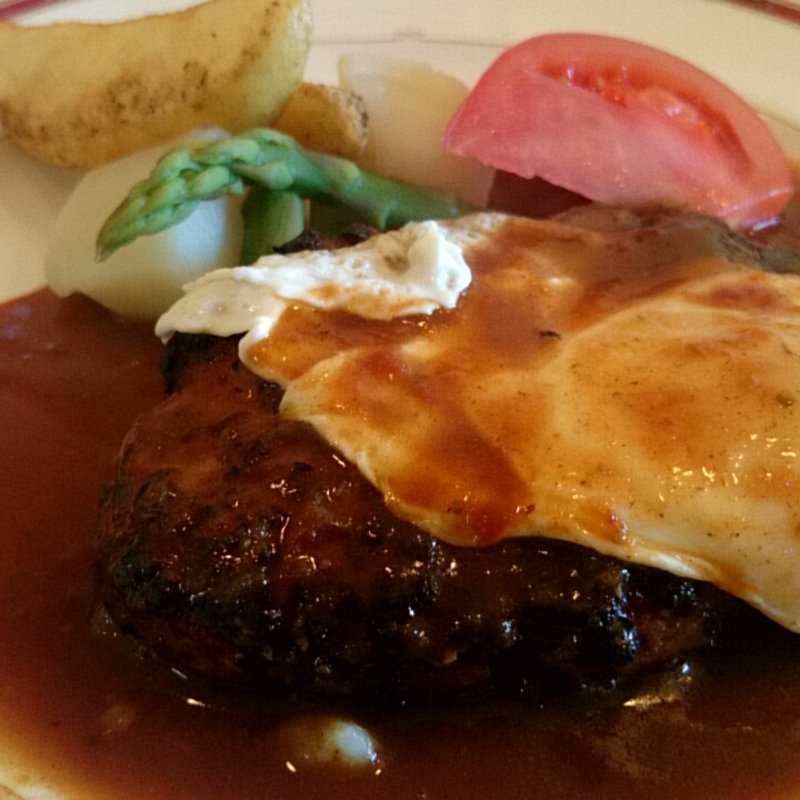ハンバーグ（目玉焼き）(キッチンひまわり)