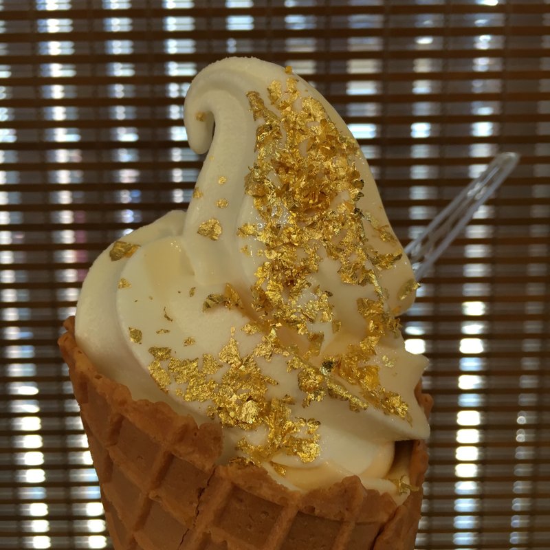 烏骨鶏金箔卵ソフトクリーム(烏鶏庵)