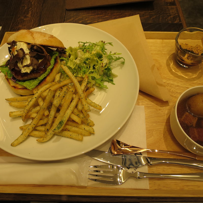 米粉バンズの信玄どりつくねバーガー(サロン ギンザ サボウ （SALON GINZA SABOU）)