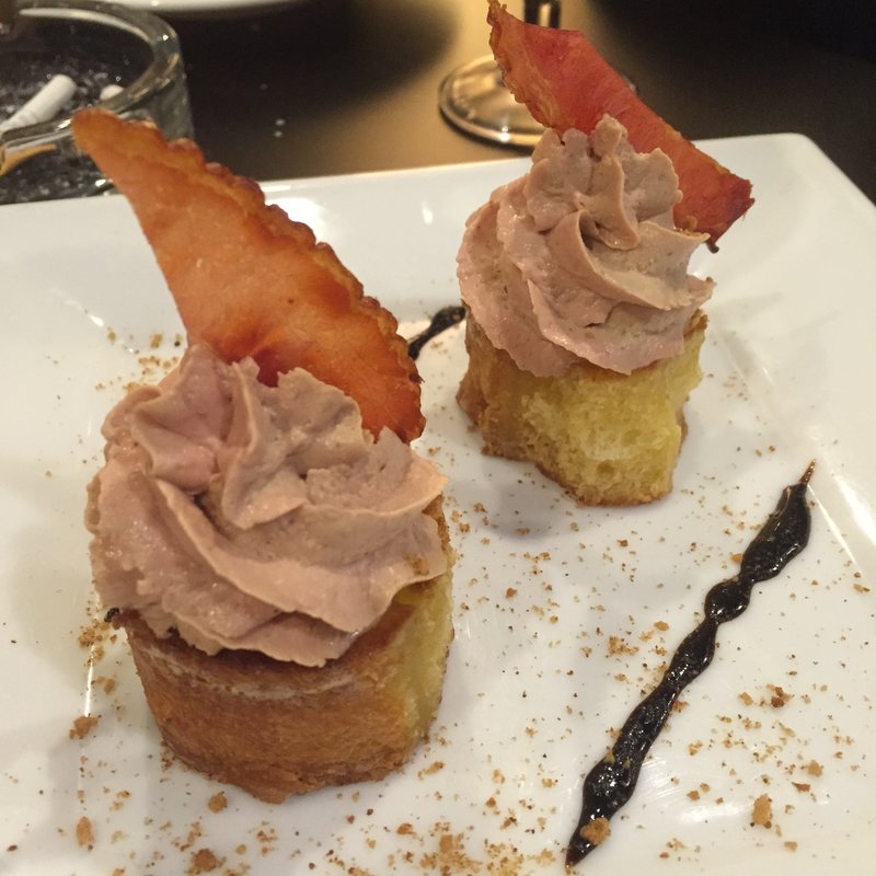 鶏白レバームース 温かい自家製ブリオッシュとクリスピーベーコンと(フレンチ・ダイニング （FRENCH DINING）)