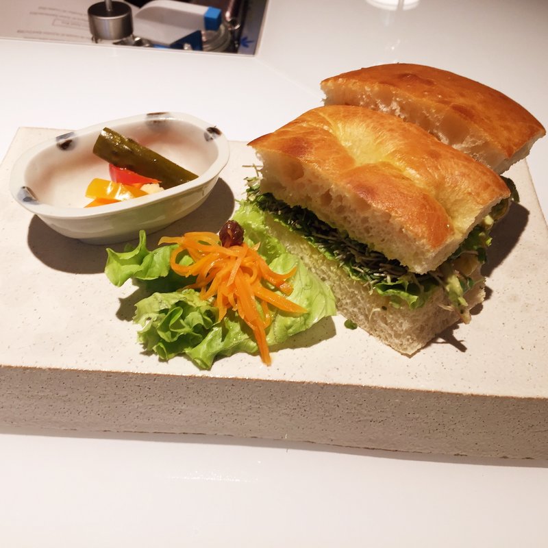 博多地鶏スモークサンドイッチアボカドバジル風味(Au Bord d'Eau Fukuoka オ・ボルドー・フクオカ)