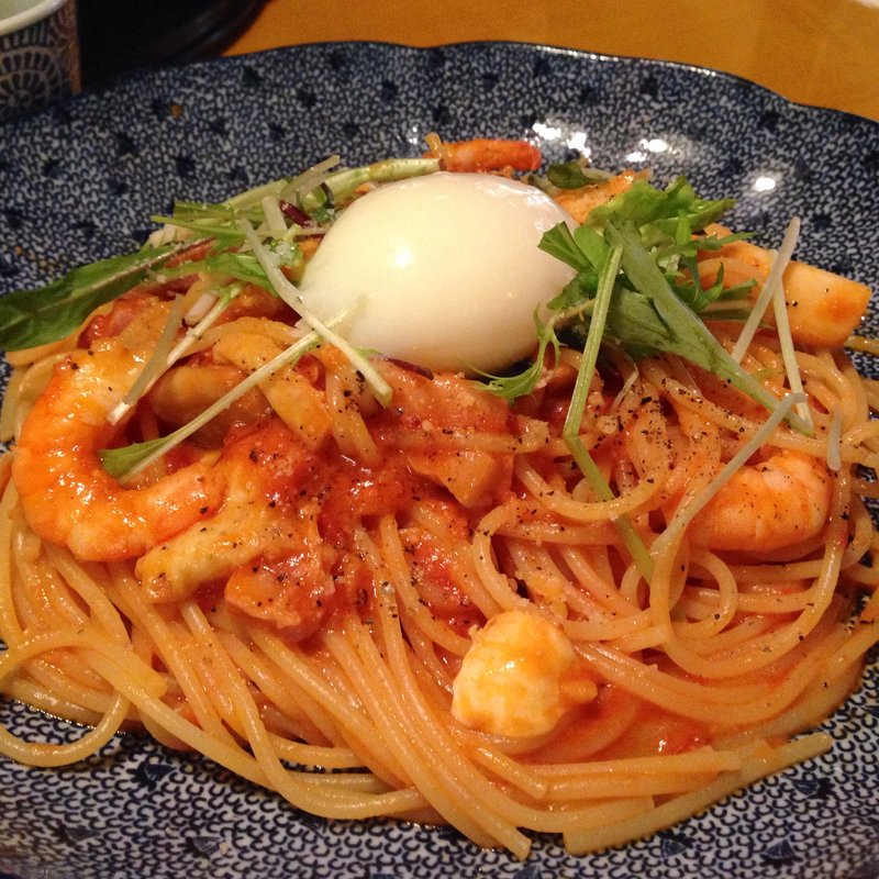 湯葉と海老とモッツァレラチーズのトマトクリーム 温泉卵添え(洋麺屋 五右衛門)