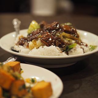 牛バラうま煮ご飯(中国料理 保昌)