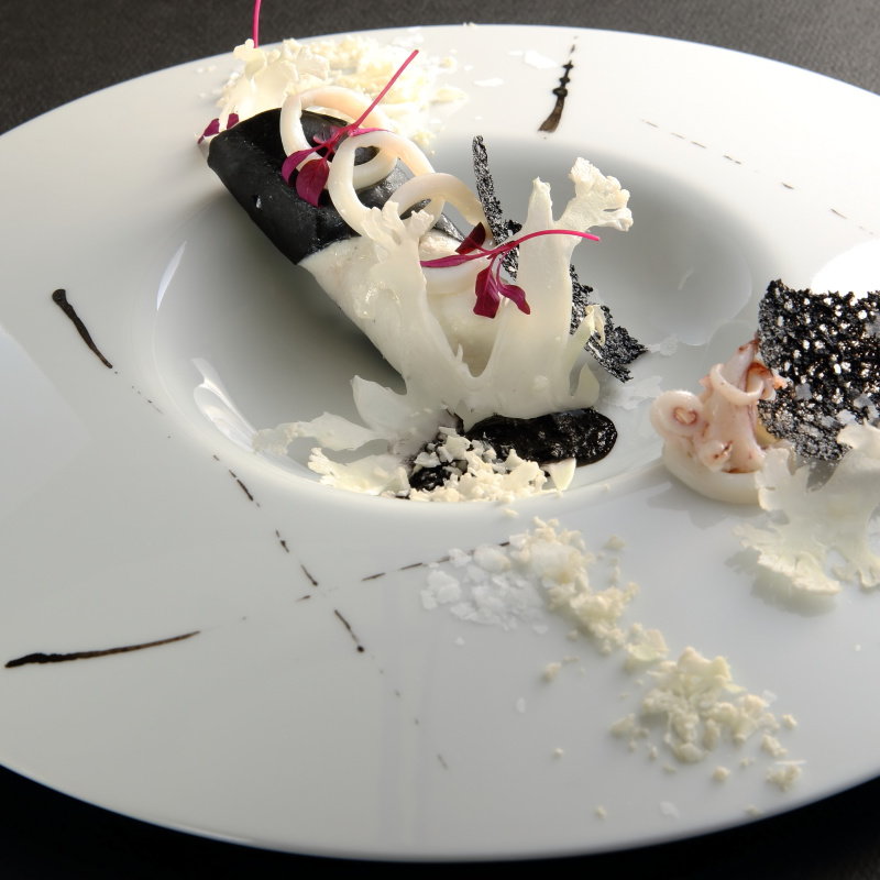 和牛のイカ墨和え(グランファミーユ・シェ松尾)