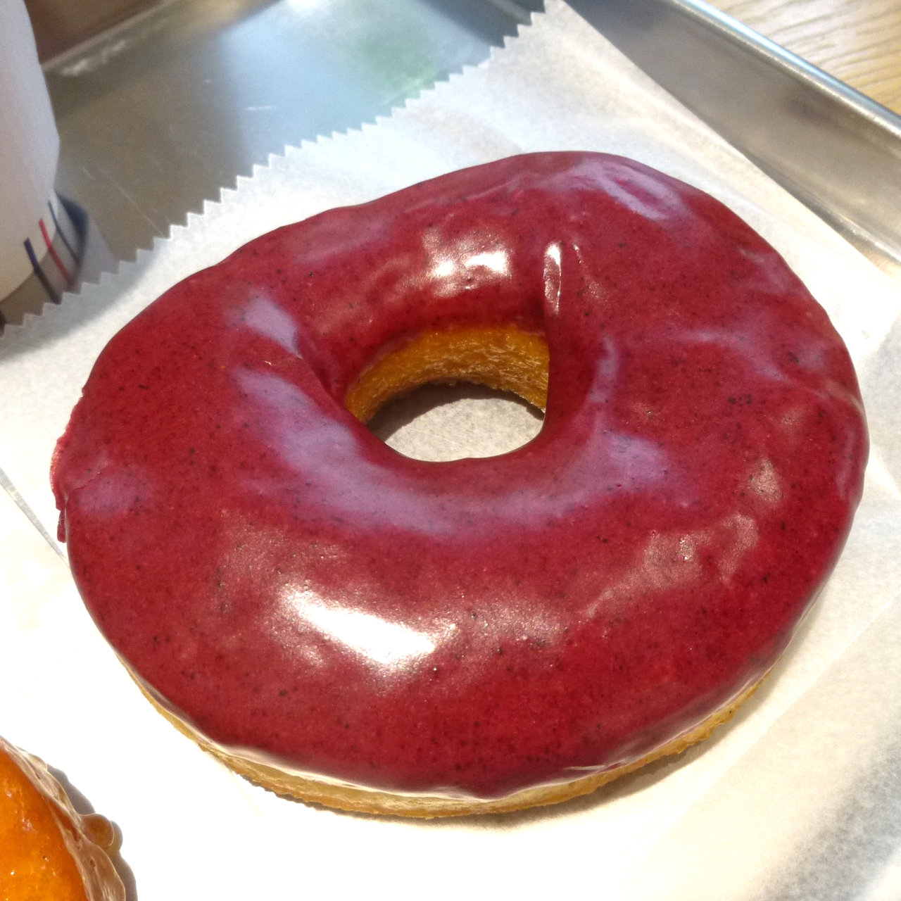 ブルーベリーバーボンバジル(カムデンズ ブルー スター ドーナツ 代官山店 （CAMDEN'S BLUE STAR DONUTS）)の口コミ 