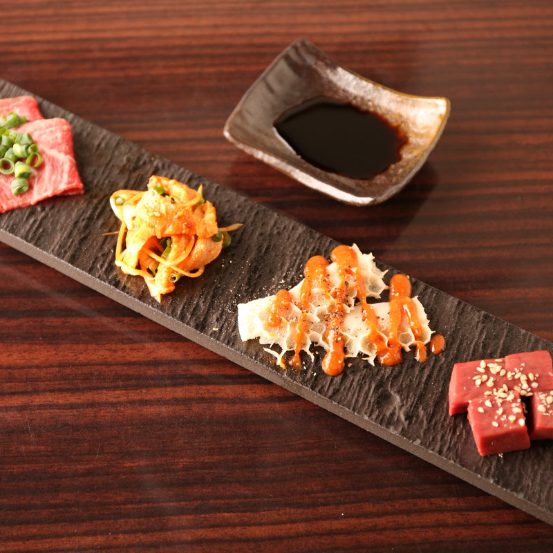 肉の4種盛り(にくがとう )