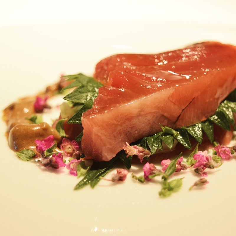 上り鰹の昆布締め、栄螺と黒にんにくのエミュルション、紫蘇の葉と花、コンブチャで発酵させたセロリと発酵乳(レフェルヴェソンス)