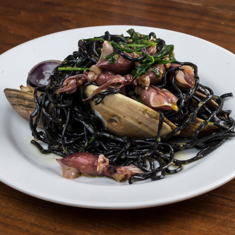 ホタルイカのイカ墨パスタ(タベルナ ラ キアーヴェ)