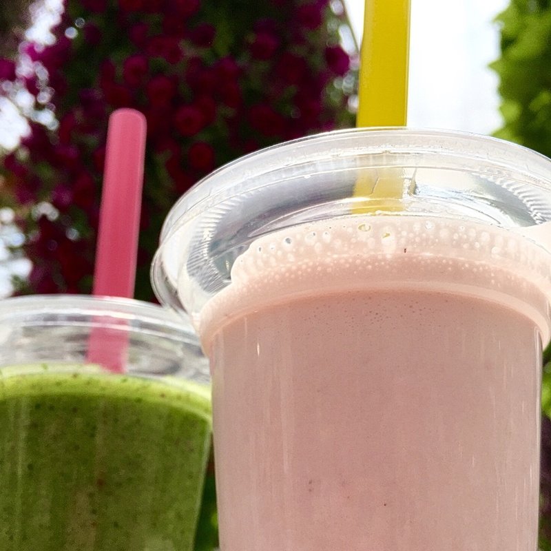 すっきりいちごミルクスムージーと畑のグリーンスムージー(831JUICE(三島スカイウォークスカイガーデン内))